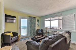 Un lugar para sentarse en Coastal Waters 309-Direct Oceanfront Condo