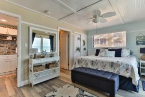 Una cama o camas en una habitación de Coastal Waters 309-Direct Oceanfront Condo 29 fotos más