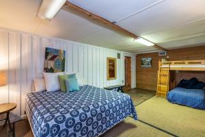 ein Schlafzimmer mit einem Bett und einer Leiter in einem Zimmer in der Unterkunft 4 Bedroom Retreat with Game Room and Creek Access in Pawleys Island