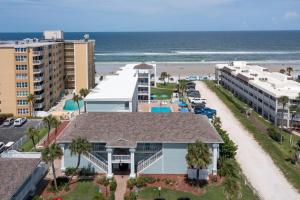 vista aerea di un hotel e della spiaggia di The Pineapple Pad At Coastal Waters - 104 a New Smyrna Beach