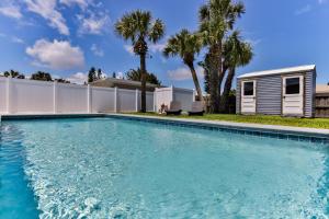 Bazén v ubytování 216 Kirkland Suite 2 - 2-1 Beachside Pool Home! nebo v jeho okolí