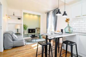 eine Küche und ein Wohnzimmer mit einem Tisch und Stühlen in der Unterkunft The Parisian Stay - Duke Housing in Vitry-sur-Seine