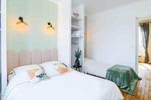 2 Betten in einem Schlafzimmer mit weißen Wänden in der Unterkunft The Parisian Stay - Duke Housing in Vitry-sur-Seine