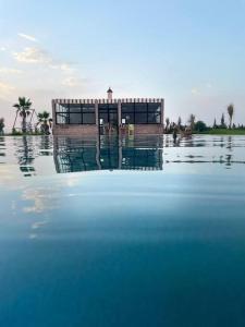 una casa sentada sobre un cuerpo de agua en Igrane House, en Marrakech