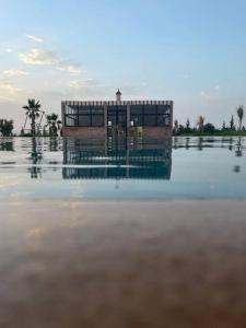 un edificio en medio de un cuerpo de agua en Igrane House en Marrakech