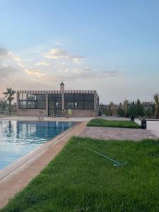 un gran edificio con una piscina frente a él en Igrane House en Marrakech