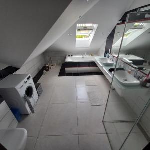 een badkamer met 2 wastafels en een wasmachine bij Castell 