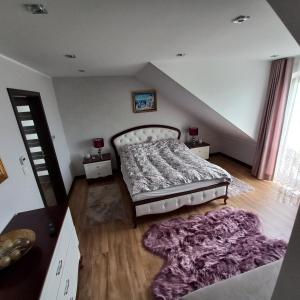 een slaapkamer met een groot bed op zolder bij Castell 