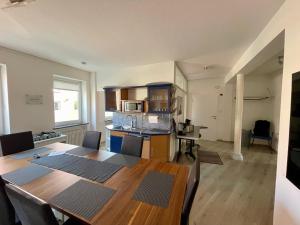 cocina con mesa de madera y comedor en Monteurzimmer, en Emden