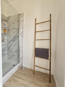 a chair in a room with a shower at Maria Saudade Apartamento in Sintra