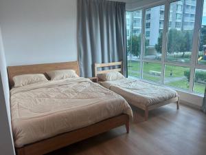 Ліжко або ліжка в номері Muji Wi-Fi Aircond HomeStay