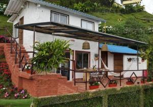 a small house with a porch and a patio at Finca Villarreal in Cali