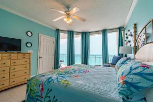 ナバーにあるSunsational Pearl of the Seaのベッドと天井扇風機のある寝室 +34枚の写真