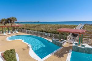 ナバーにあるSunsational Pearl of the Seaのガゼボとビーチのあるプール