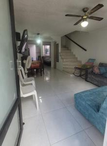 sala de estar con ventilador de techo y sofá en Casa Amoblada en Conjunto Cerrado, en Villavicencio