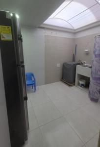 a room with a sink and a blue chair at Casa Amoblada en Conjunto Cerrado in Villavicencio