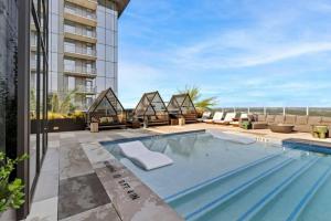 a swimming pool on the roof of a hotel at NEW 1BR Scenic Retreat with Rooftop pool on Rainey St in Austin