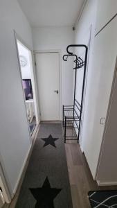 Un pasillo con estrellas en el suelo de una habitación. en Mini Honkamaja, en Kokkola