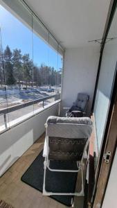 Habitación vacía con silla y ventana en Mini Honkamaja, en Kokkola