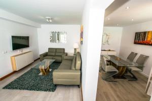 uma sala de estar com um sofá e uma mesa em 228 - Casa Luca by Villas Now Ltd em Playa Blanca