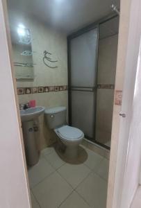 a bathroom with a toilet and a shower and a sink at Casa Amoblada en Conjunto Cerrado in Villavicencio