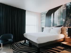 Cama ou camas em um quarto em Novotel Angers Centre Gare