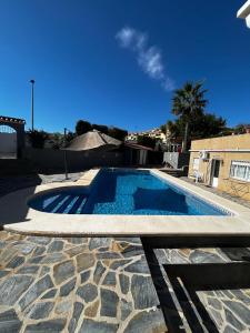 - une piscine dans une cour avec une passerelle en pierre dans l'établissement Estrella de Jalisco, à Caserío Carbonera