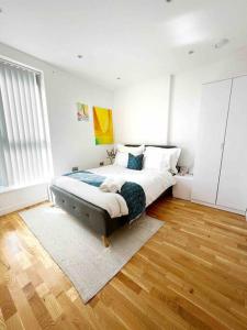 1 dormitorio con 1 cama grande en una habitación blanca en Luxe Prime 3 Beds Apartment in Central London, en Londres