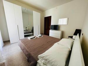 1 Schlafzimmer mit einem großen Bett und einem Badezimmer in der Unterkunft Civico 56 in Verona