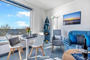 Una sala de estar con una mesa y sillas y una ventana. en Fördeblick, en Schausende 17 fotos más