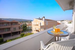 - une table sur un balcon avec vue sur la ville dans l'établissement NESI Apartments, à Ulcinj