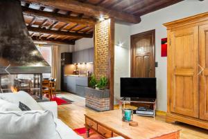 een woonkamer met een bank, een tv en een tafel bij Au cœur de Dinant in Dinant