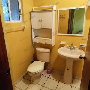 聖卡洛斯的住宿－Casa Villa Serena 5, enfrente de la alberca!，一间带卫生间和水槽的浴室