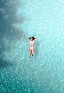 Kobieta w bikini pływająca w wodzie w obiekcie Villa Bavaria w Meranie