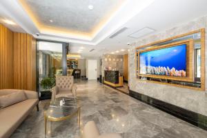 TV a/nebo společenská místnost v ubytování Hotel Ravi