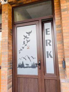 Una porta con un cartello che dice "fuga". di LUXURY ERK a Călimăneşti