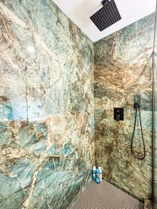 a bathroom with a marble wall at Modern 2BR Oasis - Cal-Cal in Calabasas