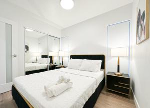 ein Schlafzimmer mit einem großen Bett mit Handtüchern darauf in der Unterkunft Modern 2BR Oasis - Cal-Cal in Calabasas