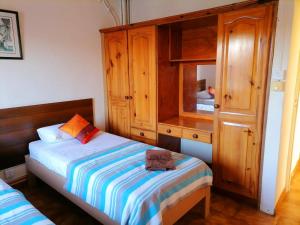 Schlafzimmer mit einem Bett und einem Holzschrank in der Unterkunft SW Villa Corail - Trou aux Biches in Trou aux Biches