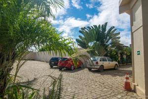 a group of cars parked in a parking lot at Hotel Caraipe in Teixeira de Freitas