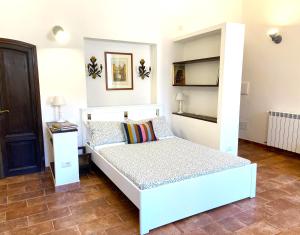 ein Schlafzimmer mit einem Bett und einem Etagenbett in der Unterkunft Terraces under the Moon in Rom