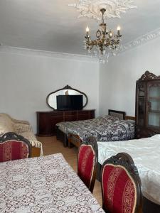 um quarto com duas camas e um lustre em Guest house gio em Kobuleti