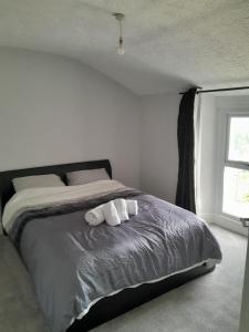 Katil atau katil-katil dalam bilik di Conveniently located, newly refurbished flat (sleeps 4)