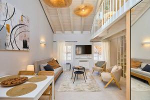 Ein Sitzbereich in der Unterkunft Modern Stone House, luxury suites in Dubrovnik Old Town