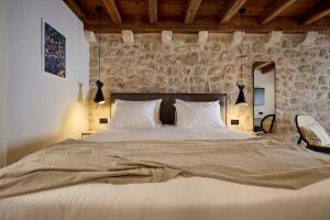 Ein Bett oder Betten in einem Zimmer der Unterkunft Modern Stone House, luxury suites in Dubrovnik Old Town