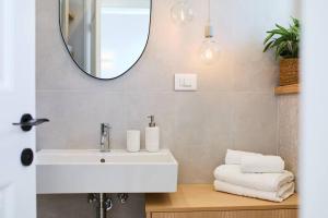 Ein Badezimmer in der Unterkunft Modern Stone House, luxury suites in Dubrovnik Old Town