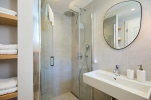 Ein Badezimmer in der Unterkunft Modern Stone House, luxury suites in Dubrovnik Old Town