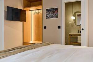 Ein Bett oder Betten in einem Zimmer der Unterkunft Modern Stone House, luxury suites in Dubrovnik Old Town