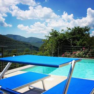 een pooltafel met uitzicht op de bergen bij Forca de Cerro in Spoleto