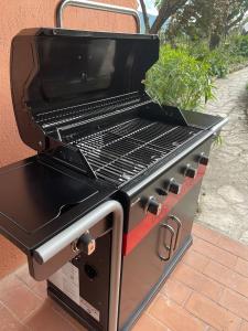 een barbecue op een bakstenen patio bij Forca de Cerro in Spoleto